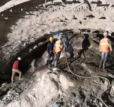 孟连隧道拱顶带模注浆料，微膨胀注浆料的特点及施工工艺